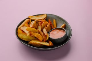 Дольки картофеля с пикантным соусом (200г)