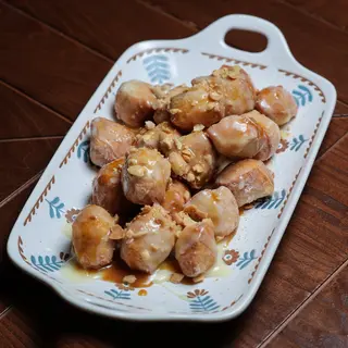 Пышки с карамелью, сгущенным молоком и арахисом