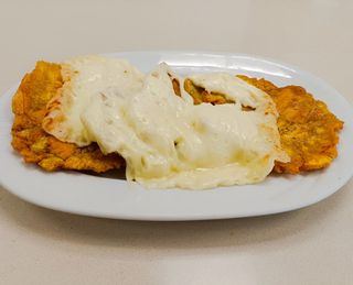 Patacón frito con queso gratinado