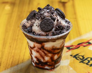 Sundae de oreo con sirope de chocolate y deliciosos toppings de galleta oreo