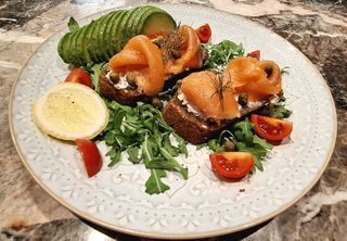 Losos na integralnom bezglutenskom hlebu