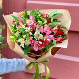 Букетик-комплімент з альстромерій