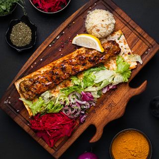 Адана тавук пилешка
с гарнитура (350г)