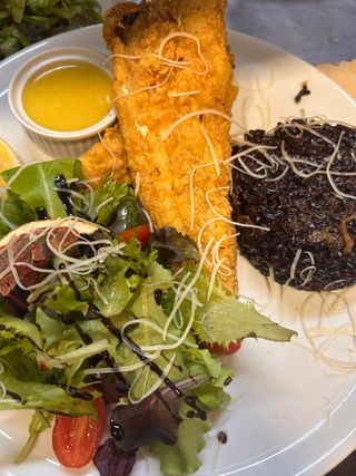 Печена бяла риба, гарнирана с черен ориз