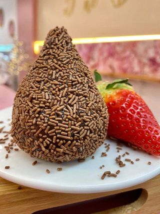 Coxinha de Morango Brigadeiro