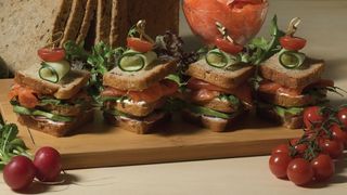 ქლაბ სენდვიჩი შებოლილი ორაგულით