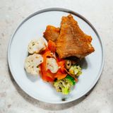 Морской окунь с овощами на пару