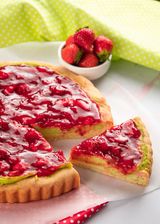 Фисташковый творожный пирог с клубничным соусом