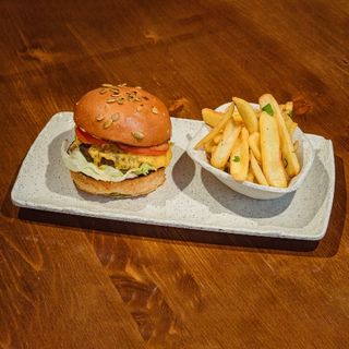 Cheeseburger cu cartofi prajiti