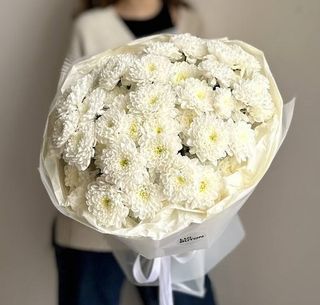 Пышный букет из стойких хризантем 8 веток