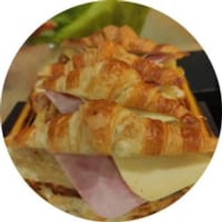 Croissant Sansol (1ud) Rellenamos un Croissant Francés con Tortilla Tradicional, York y Queso, Combinación Muy Muy Rica Pruébalo