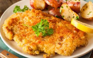 Șnițel de pui în crustă de parmezan cu cartofi prăjiți