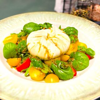 Burrata wish tomatoes, rukola and pesto souce