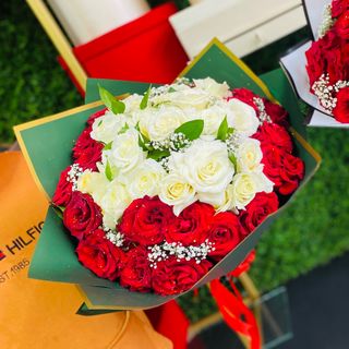 Bouquet de fleurs blanc et rouge 