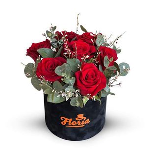 Aranjament in cutie cu trandafiri rosii