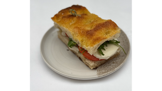 Focaccia caprese pesto