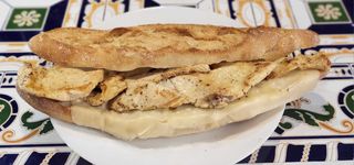 Bocadillo De Pollo Con Queso