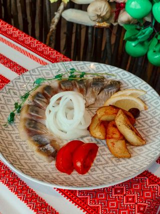 Оселедець з печеною картоплею