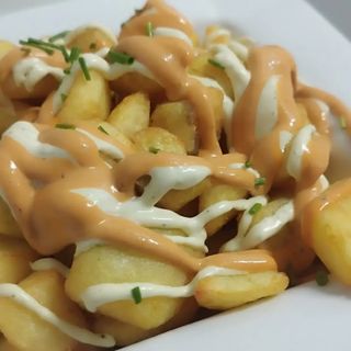  Nuestras Papas Bravas con Mayonesa de Chipotle y Alioli