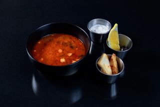 Солянка з часниковими грінками