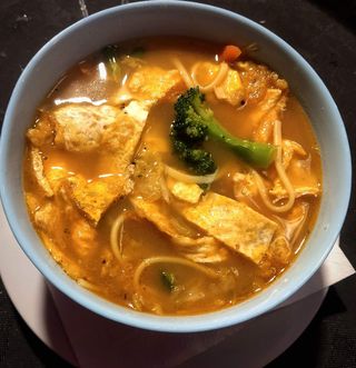Sopa Thukpa Con Huevo