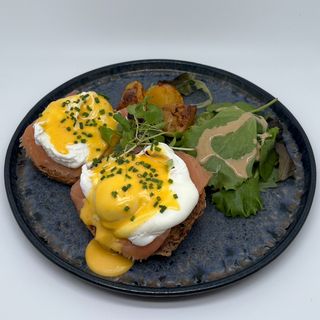 Classic benedict with salmon 
