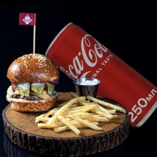 Комбо Клаб бургер з котлетою + Соса-соla