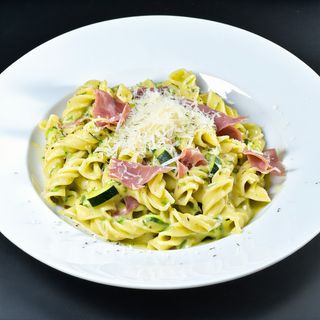 Fusili con zucchini e prosciutto cotto