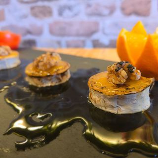 Rulo De Cabra Con Frutos Secos Y Miel