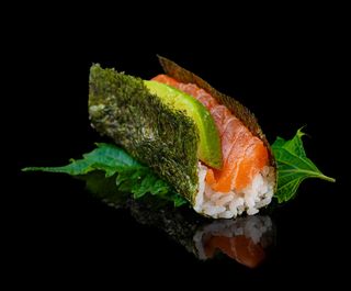 119. Temaki salmone 1 pezzo