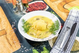 Ciulama de pui cu ciuperci si smantana cu mamaliguta