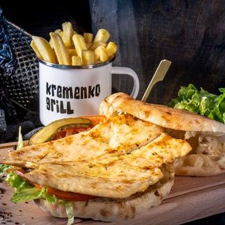 Pileći file u lepinji s pomfritom