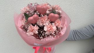 Bukiet Różowych Goździków, gipsówki + Serce - 9 szt