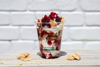 Цедено мляко със сладко от боровинки , бисквити и топинг (350гр.)