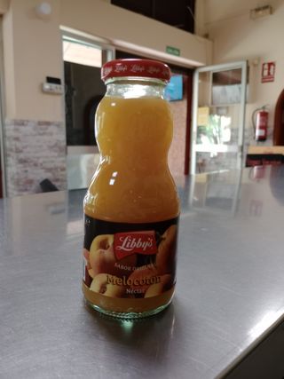 Jugo de melocotón (botito de cristal)