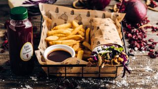 Duży lawasz „Kurlewna Śnieżka łagodna", frytki 200g, sos, lemoniada