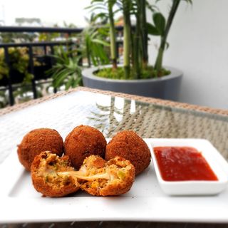 Cheese Chilly Corn Balls (4pieces)
