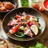 Salată mixtă cu pere și prosciutto