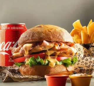 Hamburguesa Premium Montreal Con Patatas Caseras Y Bebida