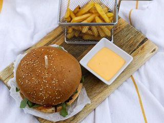 Бургер з яловичою котлетою