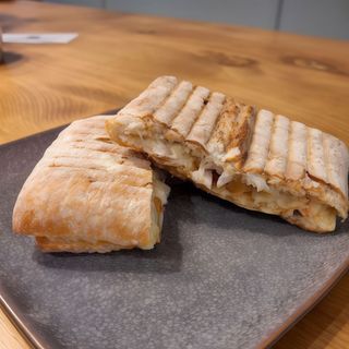 Bocadillo de pollo y cebolla caramelizada