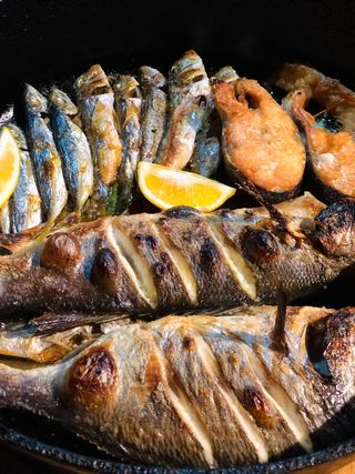 გამომცხვარი თევზის ასორტი