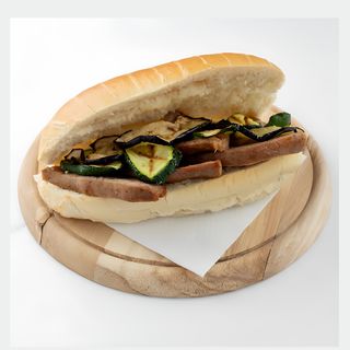 Panino con salsiccia e verdure