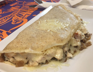 Crêpe Salado De Pollo Con Queso