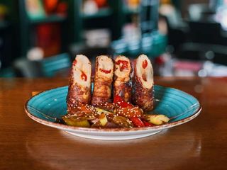 Punjena piletina u korici slanine sa grilovanim povrćem