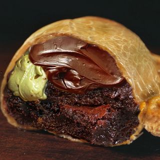 empanada nutella brownie y corazon de pistacho 