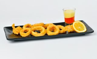 Пикантни калмари с  манго сос  и  сусам (200г)