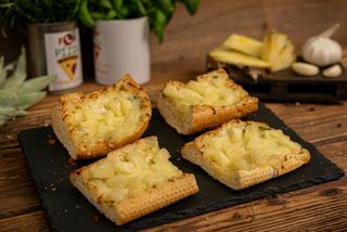 Pieczywko czosnkowe z serem mozzarella i ananasem + opakowanie