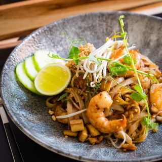 Pad thai s piletinom ili kozicama