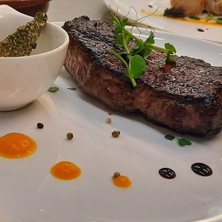 Biftek na žaru sa začinskim maslacem